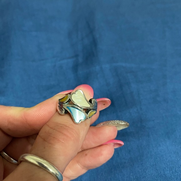 Beautiful Silver and Mother of Pearl Ring - Picture 3 of 4